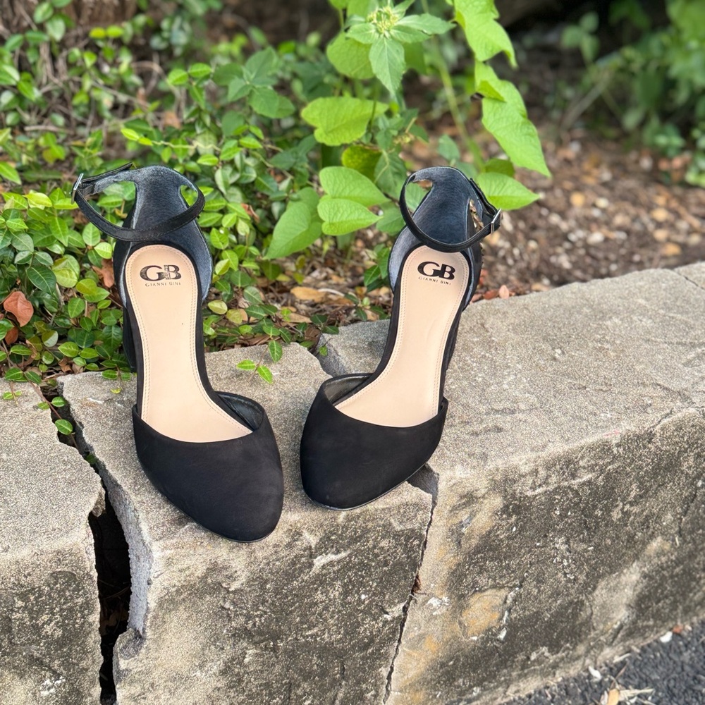 Gianni Bini Black Heels Elegant Design